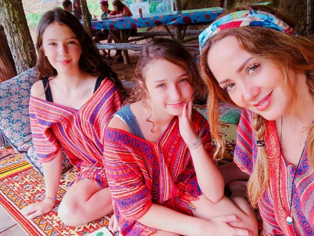 Foto Andrea Legarreta con Nina y Mía