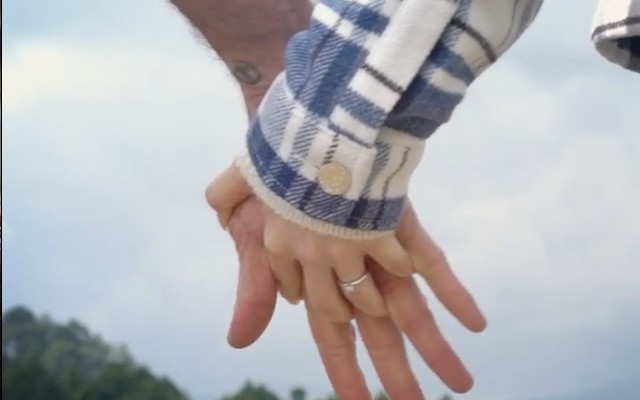 Foto del anillo de compromiso de irina baeva