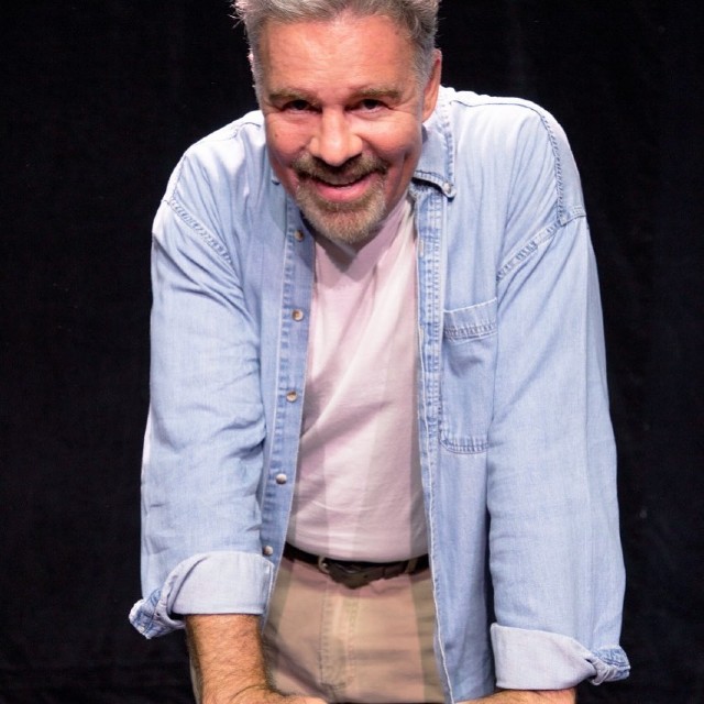 Ari telch sonriendo ante las cámaras