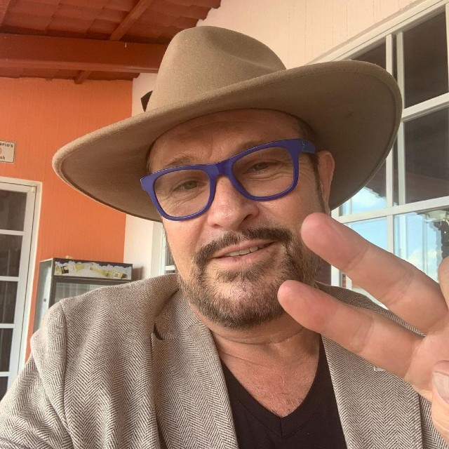 Arturo Peniche mandando saludos