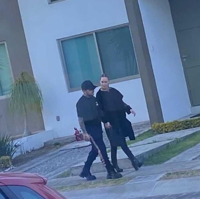 Belinda y Christian Nodal viendo casitas del infonavit