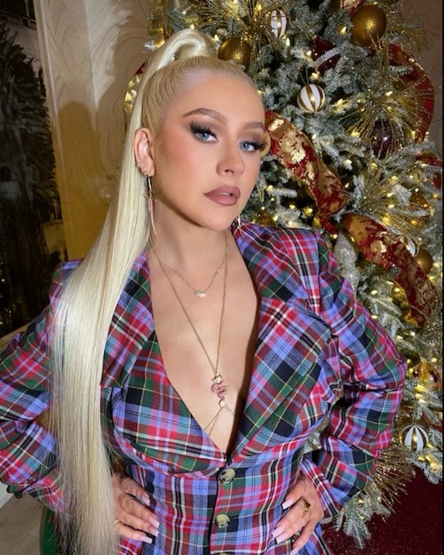 Christina Aguilera con un traje de cuadros