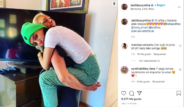 Cynthia klitbo cargando a su hija Elisa Klitbo