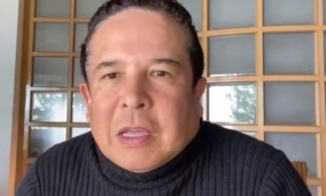 Gustavo Adolfo Infante inflamado tras su cirugía estética
