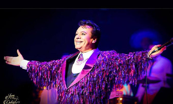 Juan Gabriel con traje morado
