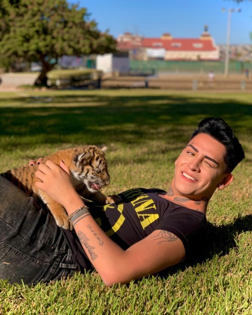 Kunno con un tigre en instagram