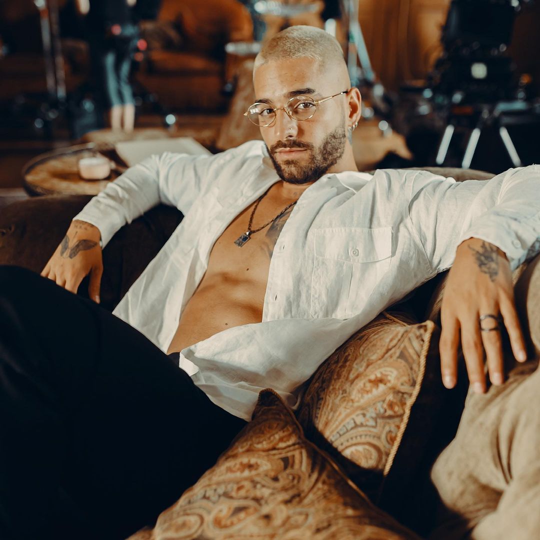 Maluma con la camisa abierta en instagram
