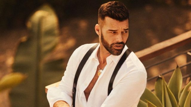 Ricky Martín presume nuevo look con barba güera
