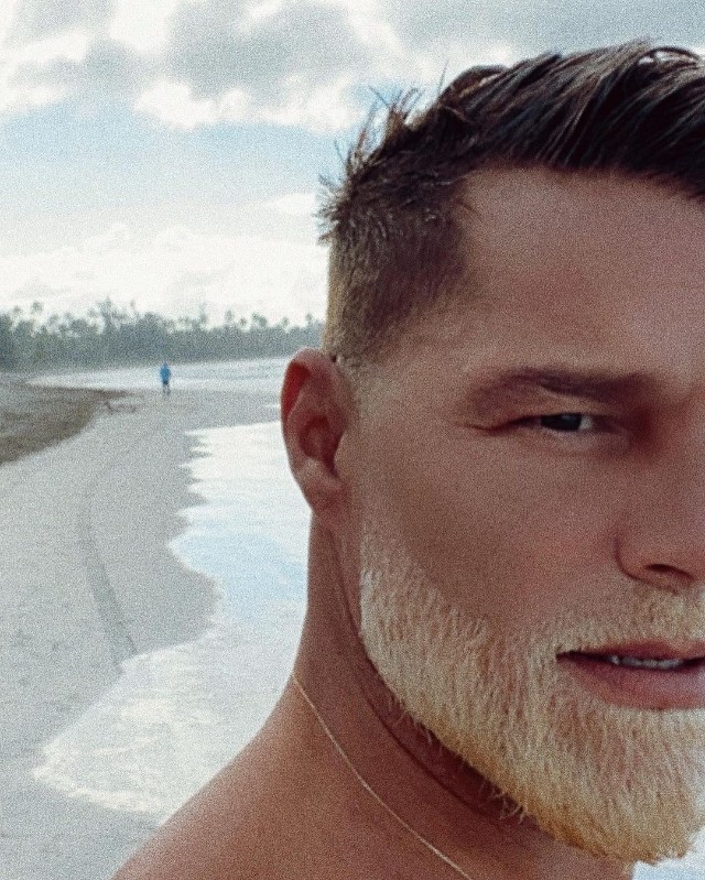 Ricky Martin presume su nuevo look con barba rubia