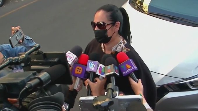 Yanira Díaz dando entrevistas a los medios