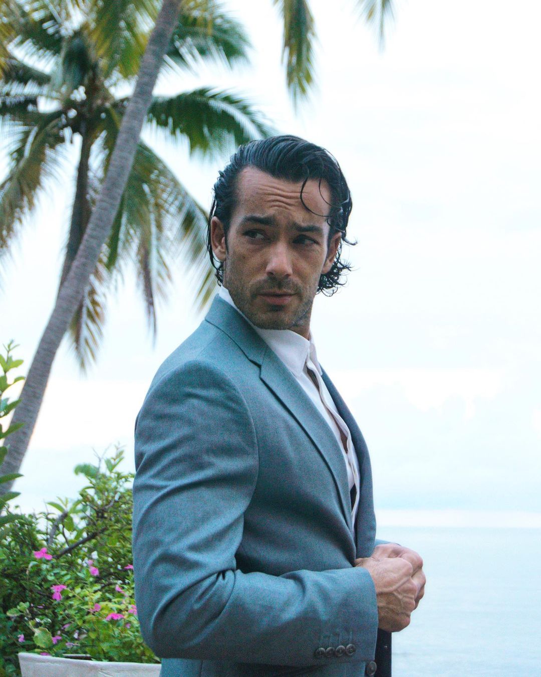 Aaron Díaz traje