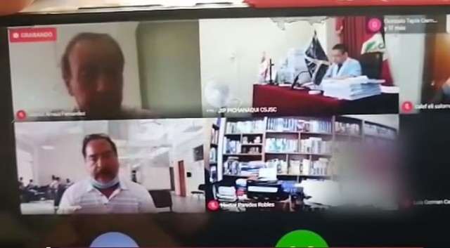 Abogado teniendo relaciones en plena audiencia virtual