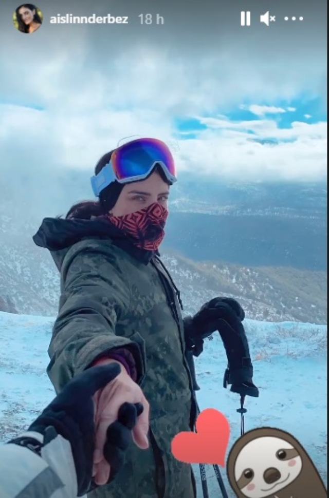 Aislinn Derbez agarrada de la mano
