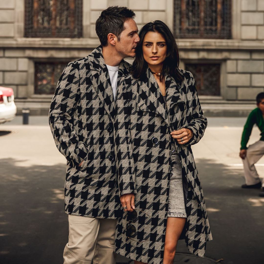 ,Besos entre mauricio ochmann y Aislinn Derbez