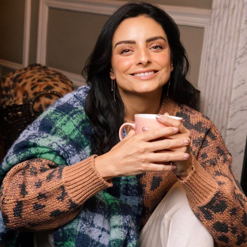 Aislinn Derbez vacaciona en Hawái con nuevo galán mientras Mauricio Ochmann cuida a su hija