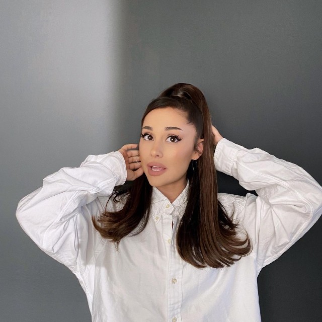 Ariana Grande es comparada con Erika Buenfil