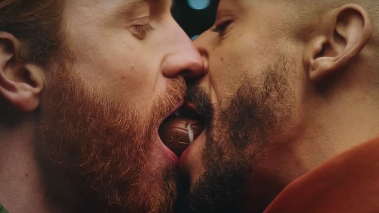 Beso gay en el comercial de chocolates Cadbury