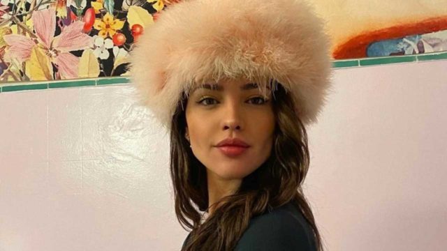 Eiza González sorprende al publicar foto besando a otra mujer