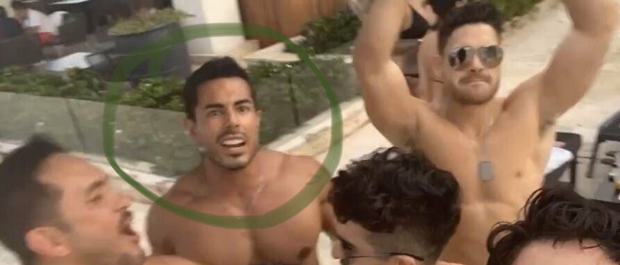 Exhiben al médico musculoso que fue vacunado contra Covid de fiesta en la playa