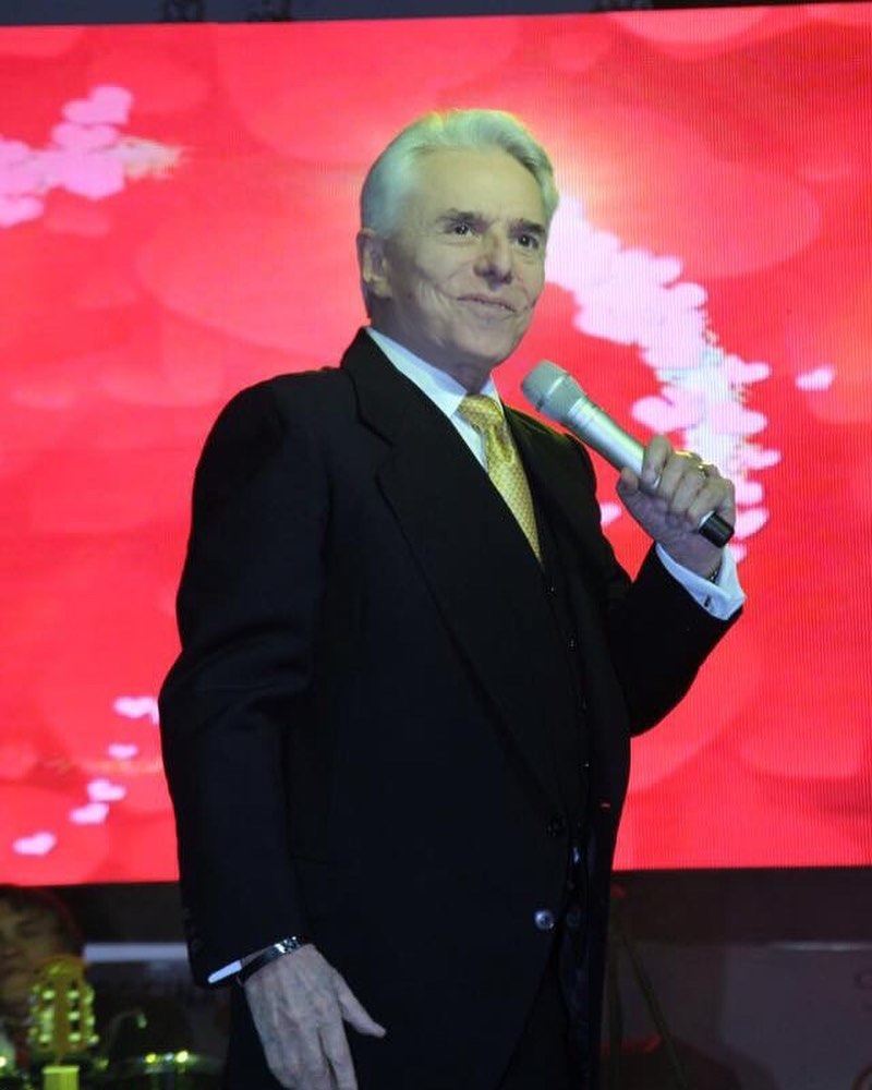 Enrique Guzmán cantando