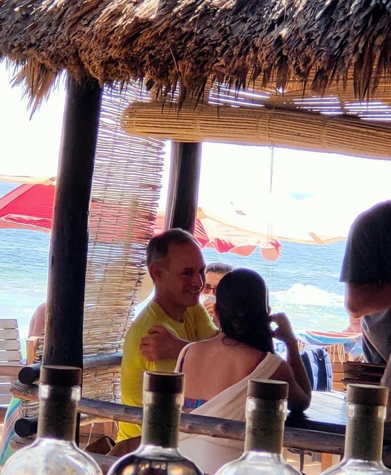 Exhiben a Hugo López-Gatell de vacaciones en la playa de Oaxaca