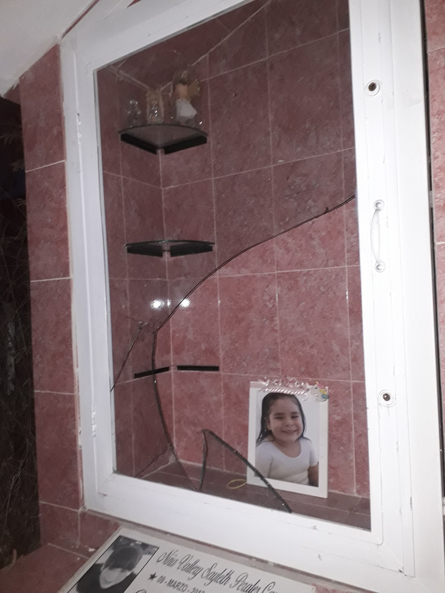 Vidrios rotos tumba