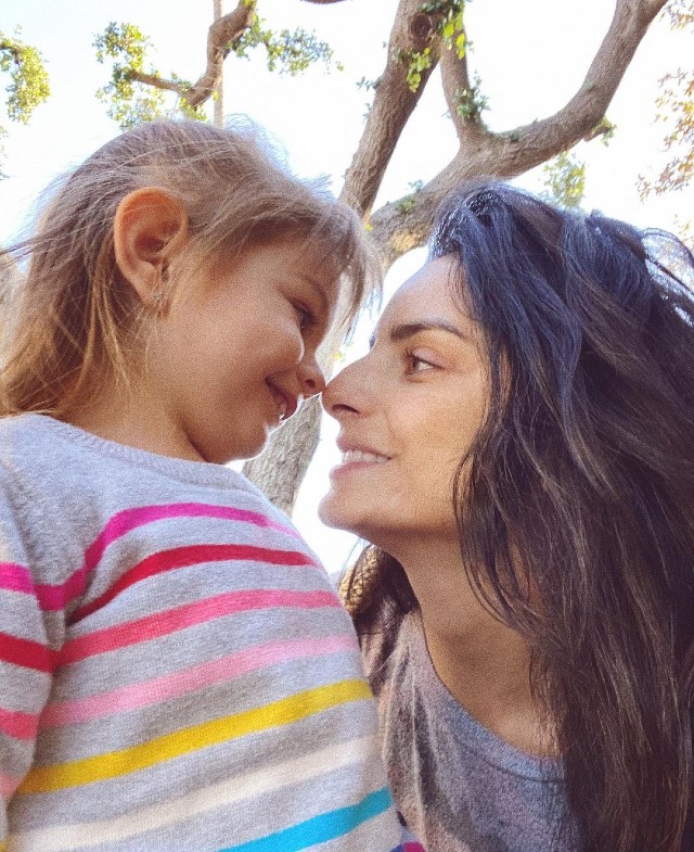 Kailani ochamnn y aislinn derbez mirÃ¡ndose fijamente