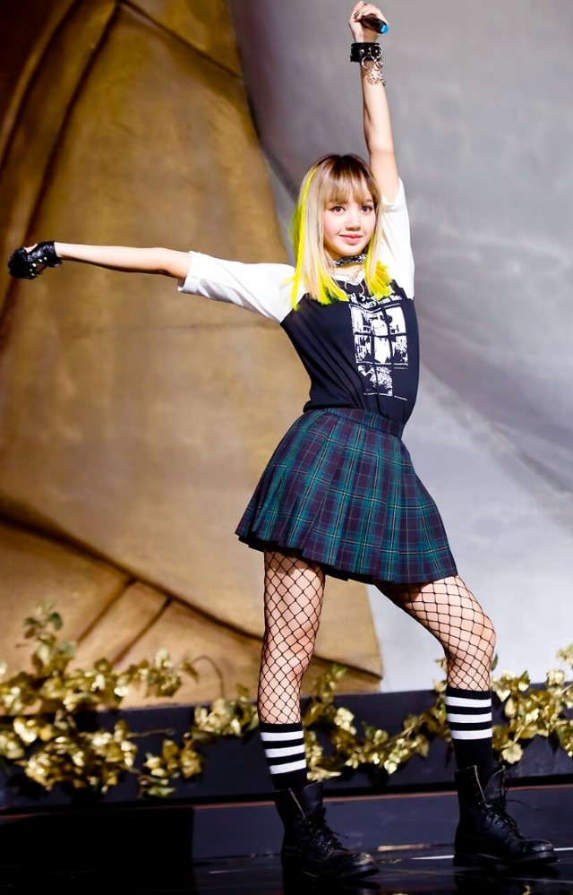 Todos los looks de Lisa de BLACKPINK Boombayah