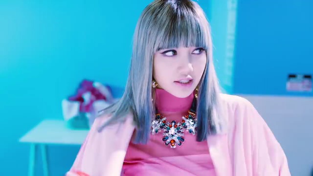 Whistle: looks de Lisa de BLACKPINK