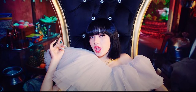 Lisa de BLACKPINK looks "Lovesick girl"