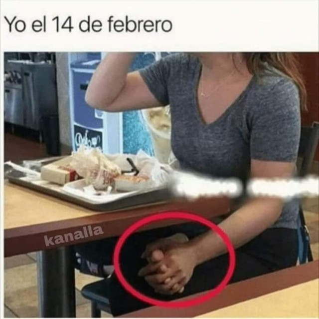 Meme mujer agarrando su pie