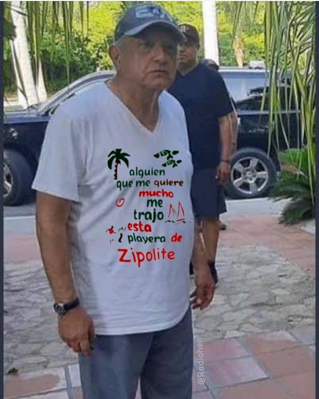 Meme de Andrés Manuel con playera de Zipolite