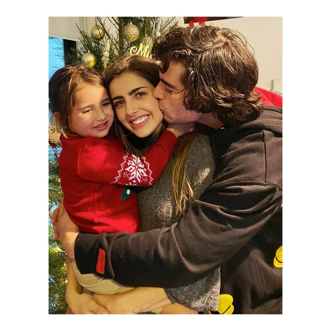Michelle Renaud y su hijo con Danilo Carrera