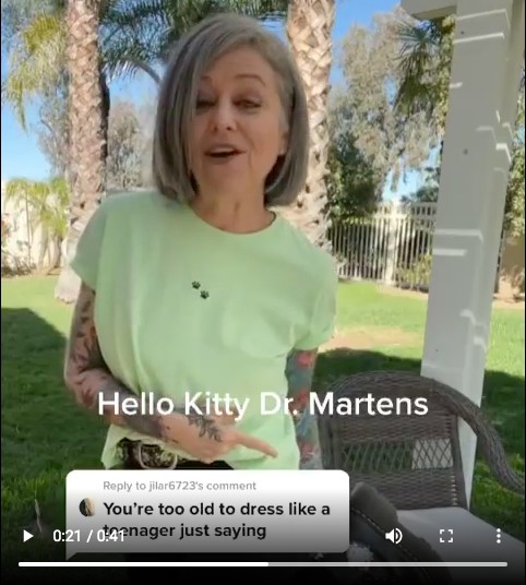 Mujer de 56 años con sus botas de hello Kitty