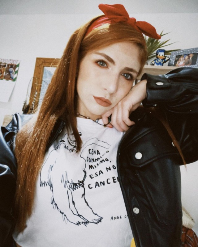 Nath Campos con moño rojo