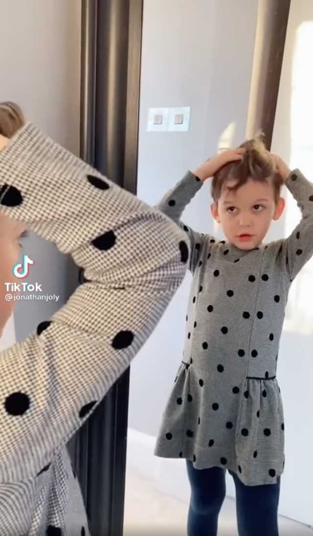Niño llora porque tiene cabello corto y su papá le regala una peluca