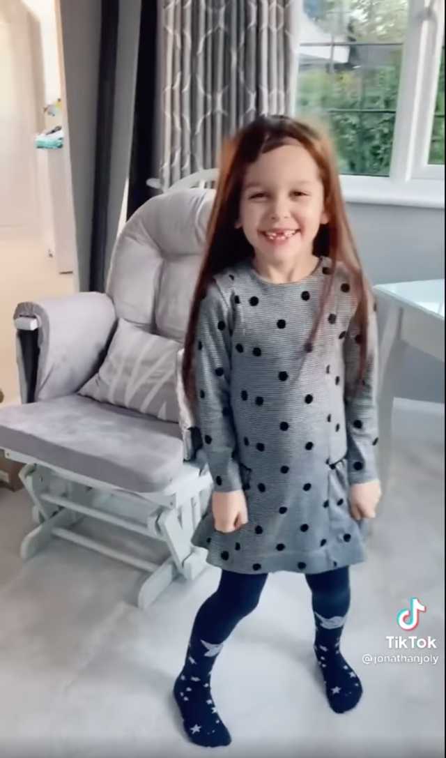 Niño recibe una peluca por su cabello corto