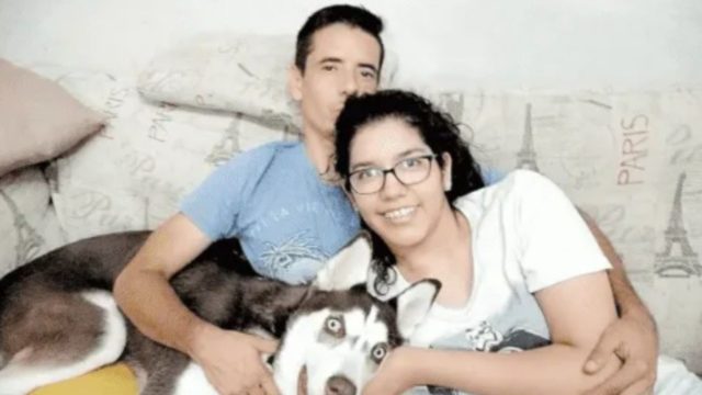 Pareja con su perrito