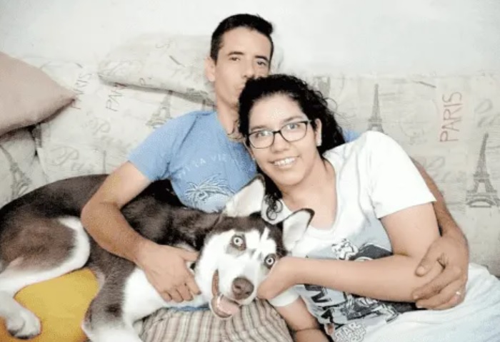 Pareja feliz con perro