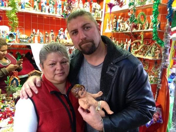 Rolando Ávila con la señora del niño dios y el pasito perrón
