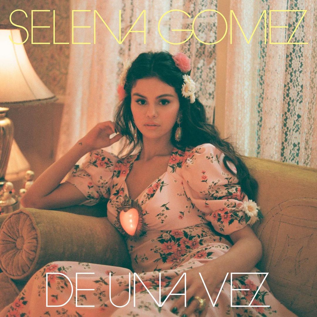 Selena Gomez vestido rosa