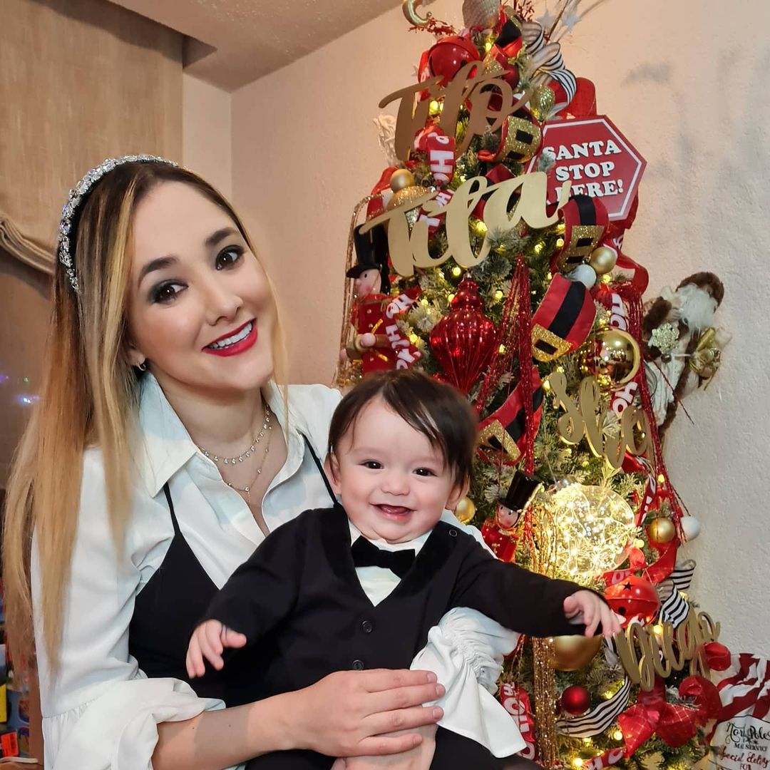 Sherlyn y su hijo en navidad foto instagram