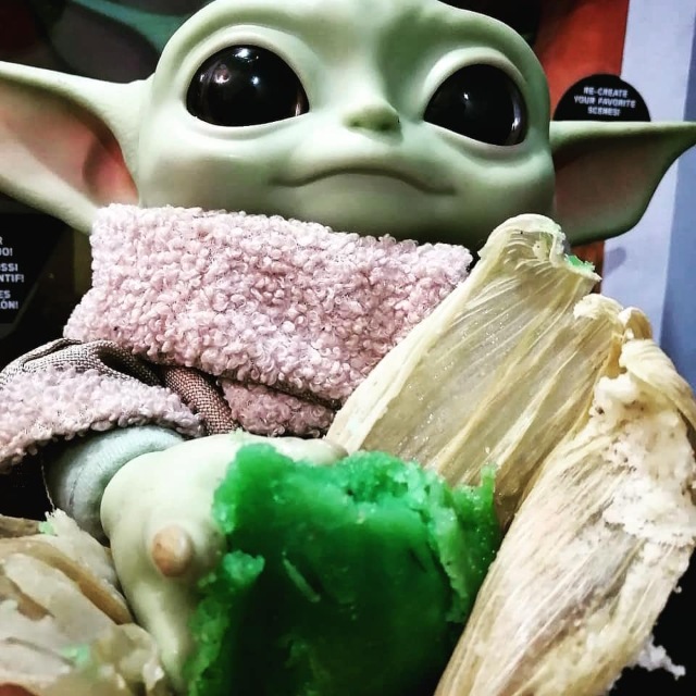 Baby Yoda comiendo tamal