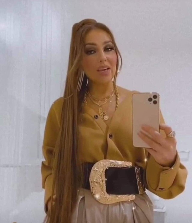 Thalía usa cinturón gigante