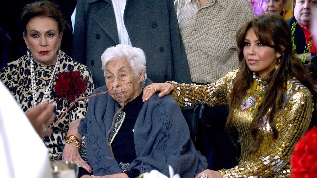 Laura Zapata y Thalía encuentran lesionada a su abuela