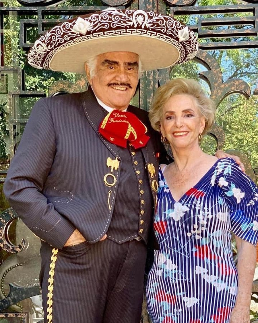 Vicente Fernández e hijos se vacunan contra Covid