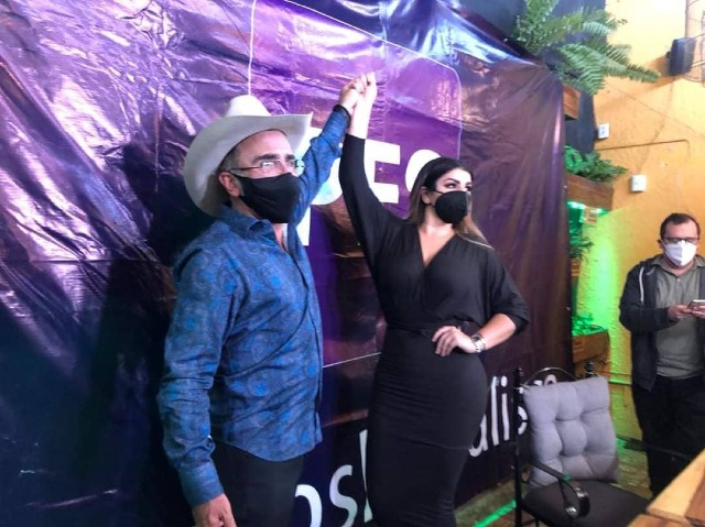 Vicente Fernández Jr y su novia Mariana Rodríguez ser registran como precandidatos del PES