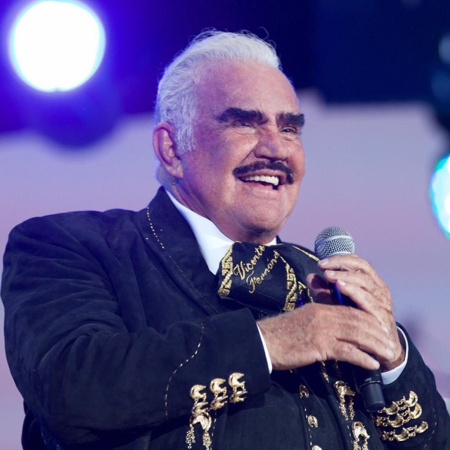 Vicente Fernández cantando
