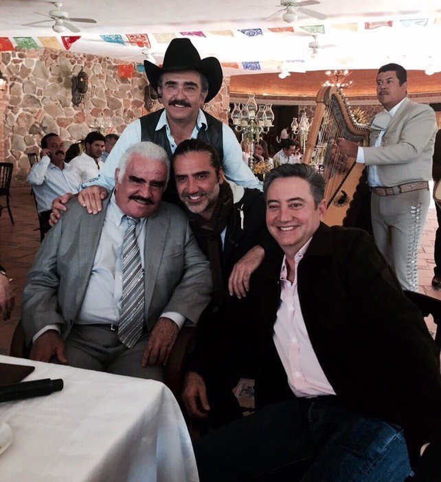 Vicente Fernández y sus hijos se vacunaron contra Covid gracias a sus palancas, aseguran