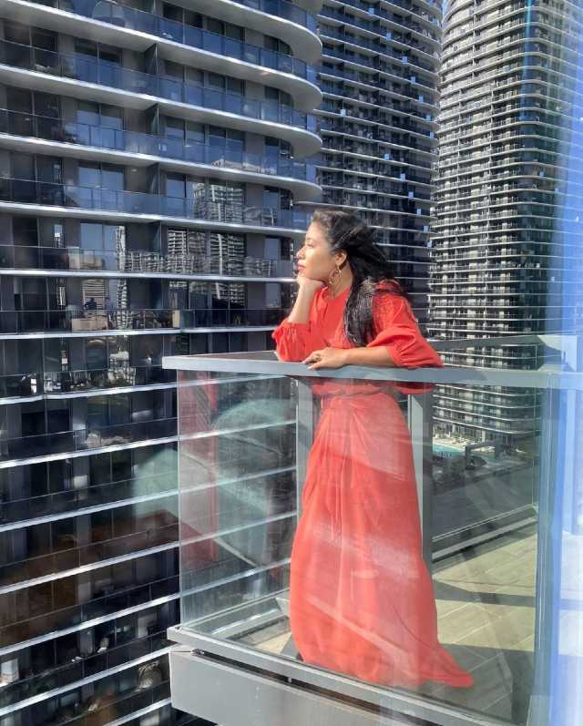 Yalitza Aparicio viendo al horizonte
